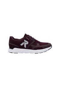 Scarpa sportiva color bordeaux realizzata in materiale a rete con una suola bianca imbottita. Presenta un logo sul lato e una superficie liscia e texture.