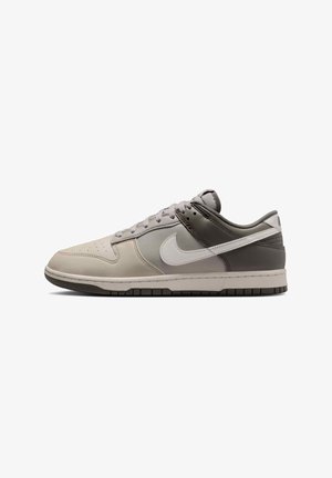 Nike Sportswear, NIKE SPORTSWEAR MEN'S SHOES DUNK LOW RETRO - Sneakers - college grey cave stone phantom cream ii