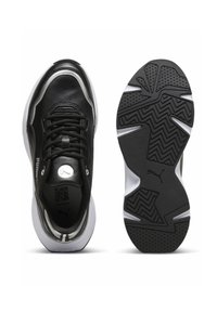 Svart och vit Puma-sneaker med snörningsdesign, synlig logotyp på tungan och sulan, visas från ovan och under på vit bakgrund.