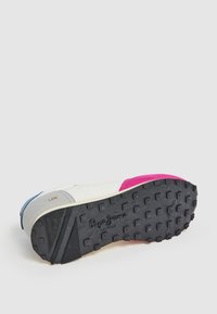 Baskets avec un upper blanc, des accents bleus, gris et roses, semelle extérieure en caoutchouc noir texturé avec logo et motif pour une meilleure traction.