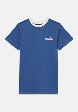 Camiseta de algodón azul con cuello redondo crema, que presenta un pequeño logo de "ellesse" y un acento colorido encima. Mangas cortas, corte estándar.