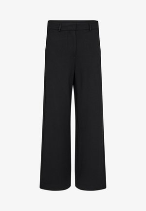 Schwarze, weit geschnittene Hosen aus weicherm Stoff. Mit flacher Vorderseite, tailliertem Bund und Gürtelschlaufen. Keine sichtbaren Taschen.