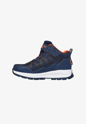 Marineblauwe sneakers met een textuur, synthetisch bovenwerk, witte tussenzool, oranje accenten en een klittenbandsluiting. Ontworpen met een rubberen buitenzool met grip.