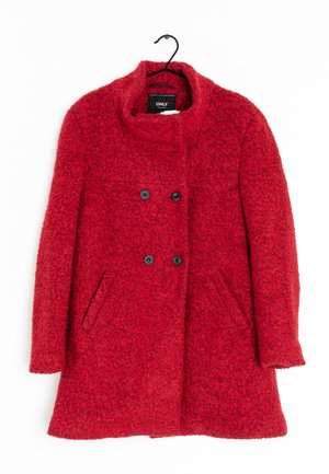 Czerwony wełniany płaszcz mieszany o fakturze, zapinany na dwa rzędy guzików, z wysokim kołnierzem i dwoma przednimi kieszeniami, wiszący na czarnym wieszaku na białym tle.