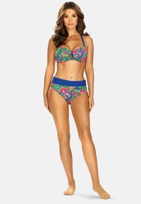 Kolorowy zestaw bikini z kwiatowym wzorem w odcieniach różu, zieleni i niebieskiego; top bandeau z marszczeniami, dół z wysokim stanem z niebieskim akcentem.