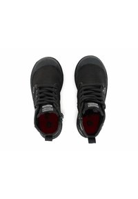 Baskets montantes noires avec une tige en tissu texturé, un capuchon en caoutchouc à l'avant et une semelle intérieure rouge. Comprend un système de laçage et une languette à l'arrière.