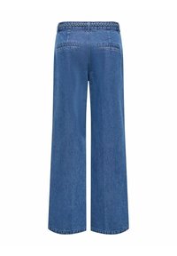 Široke modre denim hlače z pletenim pasom, ki vključujejo dva zadnja žepa in gladko teksturo.