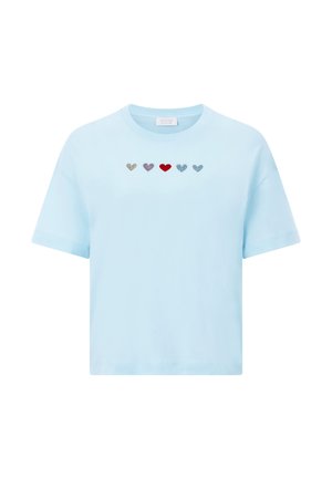 Hellblaues Baumwoll-T-Shirt mit fünf gestickten Herzen in verschiedenen Farben: Grau, Rot, Blau und zwei Tönen von Marineblau. Kurzärmlig, Rundhalsausschnitt.