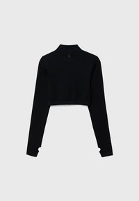 Czarny krótki top z długim rękawem o prążkowanej fakturze, z kołnierzem typu rozłożonego oraz unikalnym wycięciem na mankietach. Widoczne logo z tyłu.