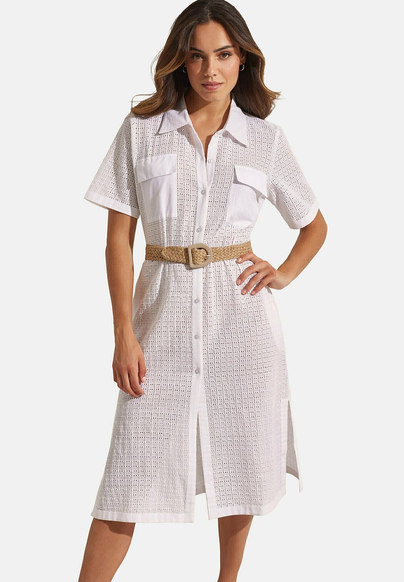 Witte chemisier jurk met korte mouwen, voorzien van een geperforeerd stofpatroon, twee borstzakken en een gevlochten riem in de taille.