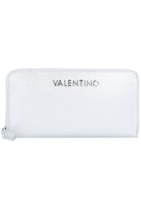 Portafoglio in pelle argentata con texture e chiusura a zip. Presenta un logo "VALENTINO" in argento ben visibile. Forma rettangolare con bordi lisci.