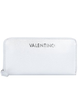 Portefeuille en cuir texturé argenté avec une fermeture éclair. Présente un logo "VALENTINO" en argent bien en vue. Forme rectangulaire avec des bords lisses.