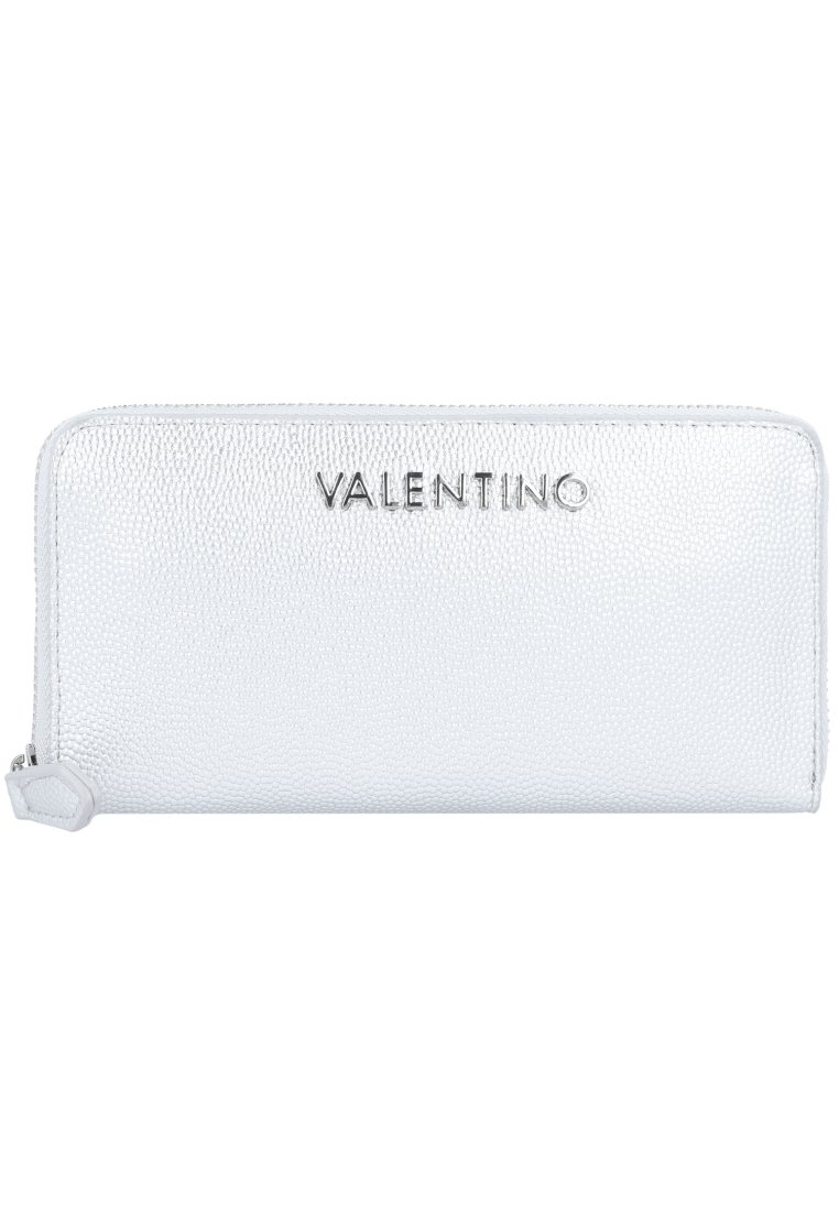 Portafoglio in pelle argentata con texture e chiusura a zip. Presenta un logo "VALENTINO" in argento ben visibile. Forma rettangolare con bordi lisci.