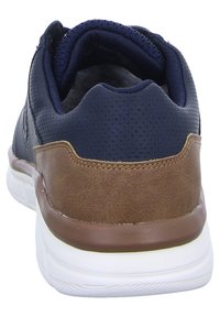 Marinblå sneakers med en texturerad ovandel, brunt läderdetalj vid hälen och vit gummisula. Har en stoppad krage och andningsbart material.