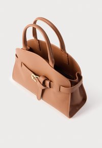 Bruine leren handtas met twee handvatten, een voorste riem met gouden gespdetail en een open bovenkant die de binnenvakken toont.