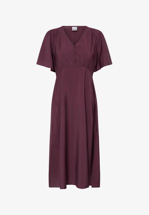 Robe prune mi-longue avec col en V, manches courtes bouffantes, trois boutons recouverts de tissu sur le corsage avant et détail taille froncée.