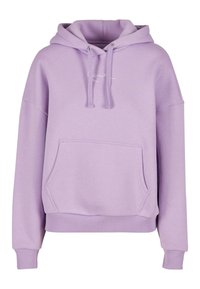 Lavendel hettegenser laget av myk stoff, med kengurulomme, ribbestrikkede mansjetter og hette med snøring og sølvøyer.