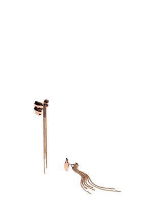 Roségoldene Ohrringe mit wellenförmigen Metallspitzen und mehreren zarten Kettentasseln, die in unterschiedlichen Längen hängen.