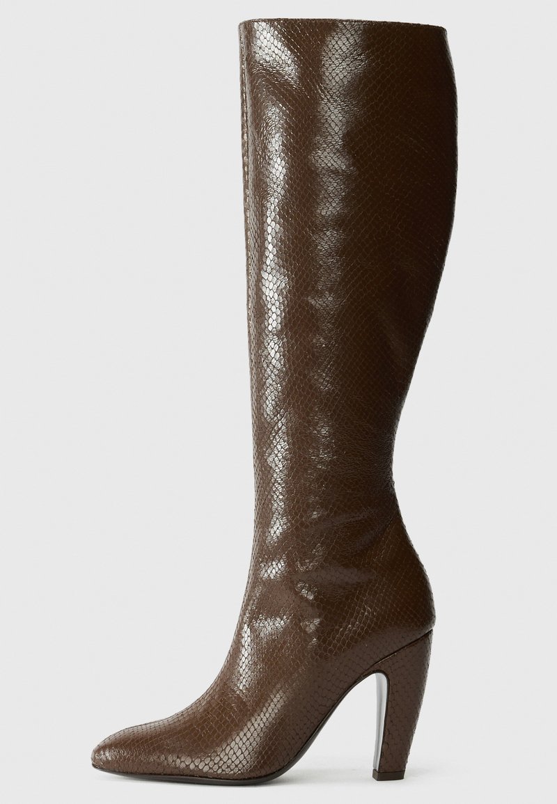 Braune, schlangenartigem Muster versehene High-Heels mit einer eleganten, glänzenden Textur und einer spitzen Zehe. Verfügt über einen metallischen Absatz und einen hohen Schaft.