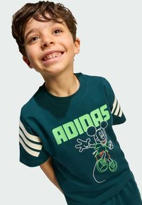 Zelené bavlněné tričko s bílými pruhy na rukávech a grafikou Mickey Mouse se silným zeleným textem "ADIDAS".