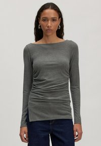 Langarmige, grijze top van zacht, stretchy materiaal met gerimpelde details aan de zijkanten, met een boot-halslijn en een aansluitende silhouette.