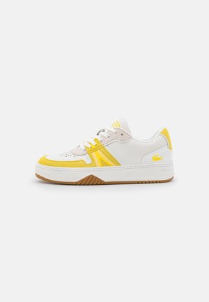 Chaussure de sport blanche et jaune avec accents en daim, bout perforé et semelle en caoutchouc texturée. Dotée d'un design à lacets et d'un détail de logo.