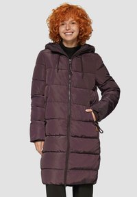 Dunkelviolette Daunenjacke mit Kapuze, Reißverschluss, aufgesetzten Taschen sowie elastischen Kordelzügen an der Taille und den Bündchen.