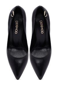 Zapatos de tacón de cuero negro con punta afilada y acabado brillante, que presentan un corte redondeado en el arco y un acento de hebilla en tono dorado.