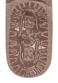 Braune Stricksocke mit einer strukturierten Gummisohle, die ein detailliertes Muster aufweist, und der Zahl "22", die prominent in der Mitte angezeigt wird.