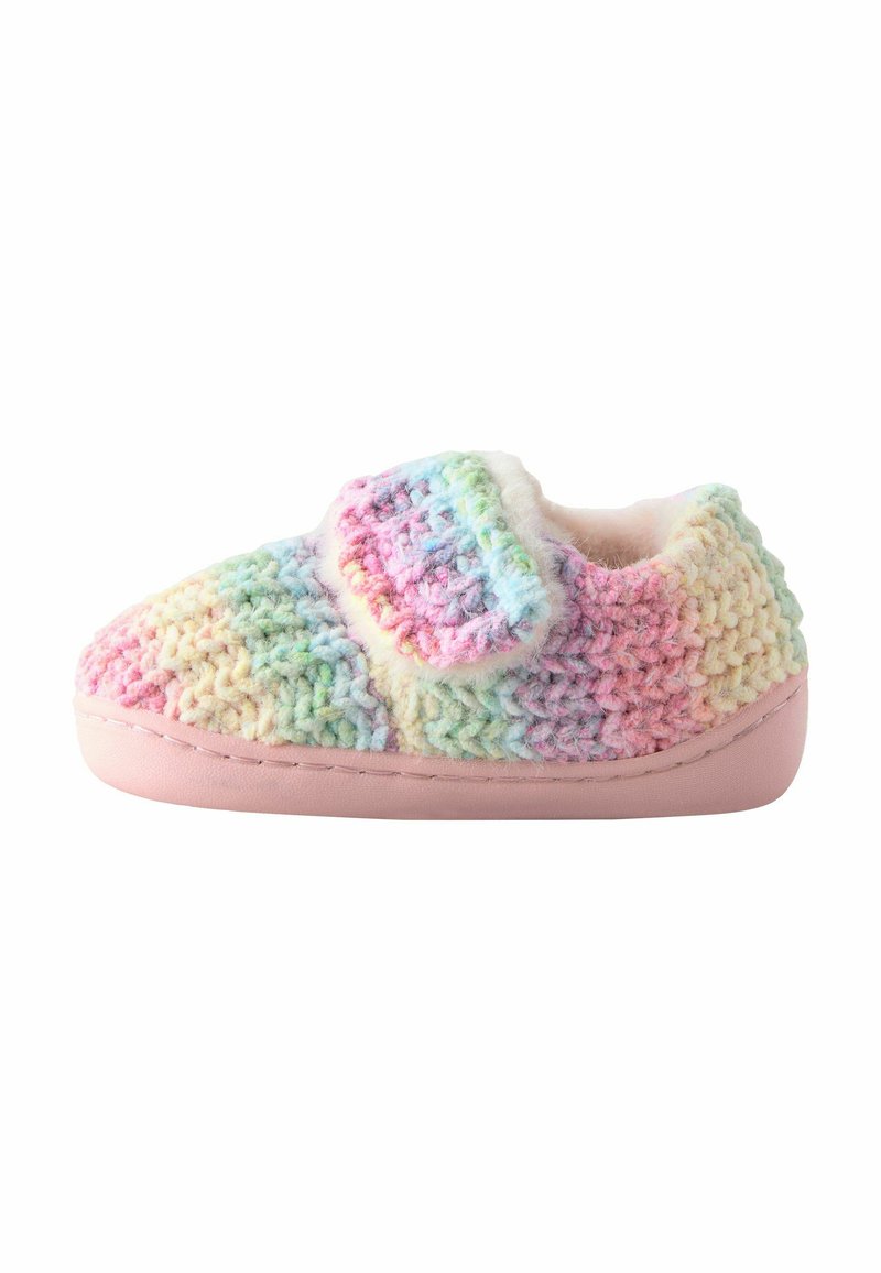 Pantoufle en crochet pastel avec une texture douce, dotée d'une semelle en caoutchouc rose et d'un dessus dans un dégradé coloré de bleu, rose, jaune et vert.
