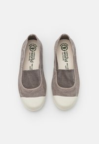 Szürke szövetből készült slip-on cipők texturált felsőrésszel, kerek orral és krémszínű gumitalppal. A belsejében környezetbarát anyagok jelölve vannak.