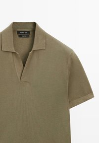 Oliwkowa krótko rękawowa koszulka polo z otwartym kołnierzem i teksturowaną bawełnianą tkaniną, oznaczona marką Massimo Dutti.
