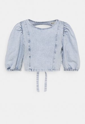 Lichtblauw denim cropped top met opgeblazen driekwarts mouwen, elastische manchetten tot op de elleboog, een ronde halslijn en een strikdetail aan de achterkant.