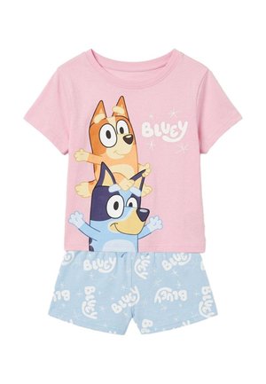 Ensemble pyjama pour enfants avec un haut rose à manches courtes présentant deux chiens dessinés et le texte « Bluey », assorti à un short bleu clair avec un motif de texte blanc « Bluey ».
