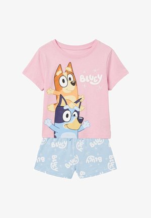 Kinderschlafanzug-Set mit rosa kurzärmligem Oberteil mit zwei Cartoon-Hunden und dem Schriftzug „Bluey“, kombiniert mit hellblauen Shorts mit weißem „Bluey“-Schriftmuster.