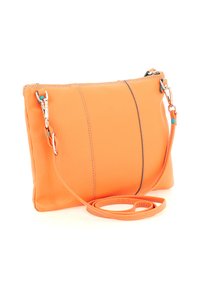 Borsa a tracolla in pelle arancione con ganci in argento, due linee cucite verticali e una sottile tracolla regolabile avvolta davanti.