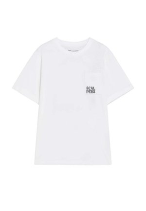 Camiseta blanca de algodón de manga corta con cuello redondo y bolsillo en el pecho izquierdo impreso con la palabra "SCALPERS" en letras negras.