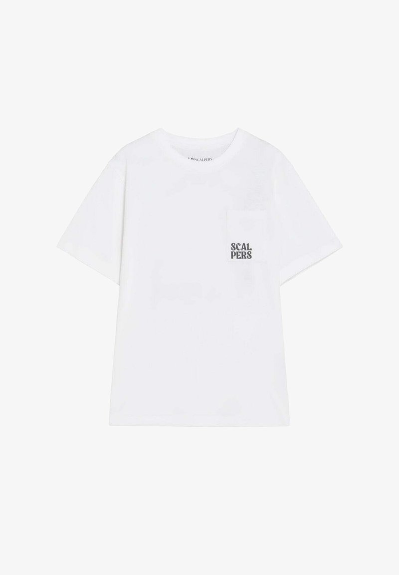T-shirt blanc en coton à manches courtes avec col rond et poche sur le poitrine gauche imprimée avec "SCALPERS" en lettres noires.