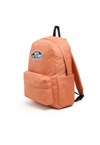 Orange tygryggsäck med rundad form, justerbara remmar, en framficka och en Vans-logotypficka på den övre fronten. Slät textur.