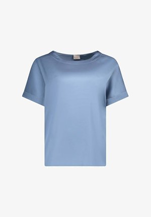 Blouse en satin bleu clair à manches courtes avec un col rond et des poignets pliés aux manches.