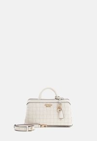 Sac à main blanc à texture tissée avec un logo doré, poignées supérieures, bandoulière amovible et un pendentif décoratif. Présente une bordure noire et une forme rectangulaire.