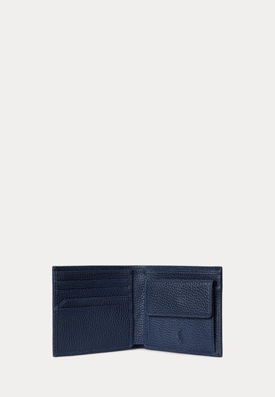 Granatowy, teksturowany skórzany portfel bifold z czterema miejscami na karty po lewej stronie i kieszenią na monety z klapką po prawej, rozłożony na białym tle.