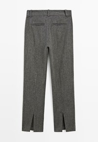 Pantaloni grigi su misura con tasche a welt posteriori, passanti per cintura e spacchi frontali all'orlo, esposti piatti su uno sfondo bianco.