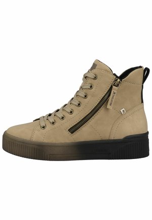 Beige suede hoge sneakers met beige veters, zijrits, textuur rubberen zool en logo-accent aan de zijkant.