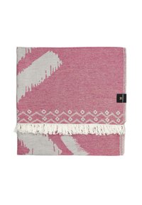 Manta de lanza tejida en rosa y gris con un patrón geométrico y bordes con flecos. El material parece suave con una textura sutil.