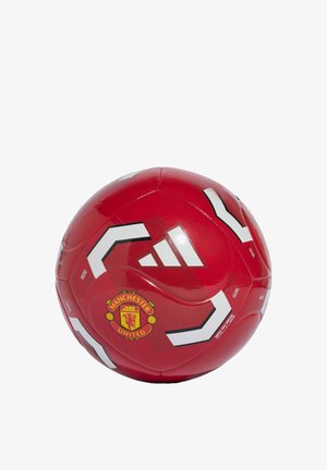 Balón de fútbol rojo Adidas con patrones geométricos blancos y el escudo del club Manchester United.