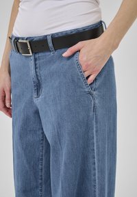 My Essential Wardrobe SOFFI WIDE - Traperice opuštenog kroja - medium blue wash