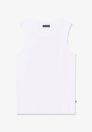 Camiseta sin mangas blanca con cuello redondo, con una pequeña etiqueta negra en el cuello y una diminuta etiqueta lateral negra en el dobladillo.