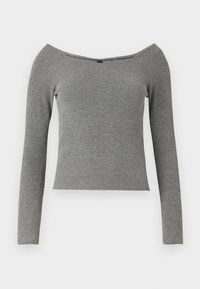 Maglietta grigia a coste, con scollo off-shoulder e maniche lunghe, dal taglio aderente e orlo dritto.