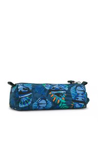 Custodia per matite in tessuto con motivo blu, decorata con pesci e foglie tropicali. Chiusura a zip con due piccoli tiranti neri.